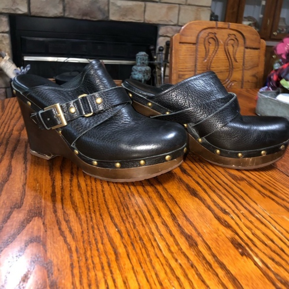 UGG SIZE 8 BLACK LEATHER CLOGS PRICE IS NOW FIRM